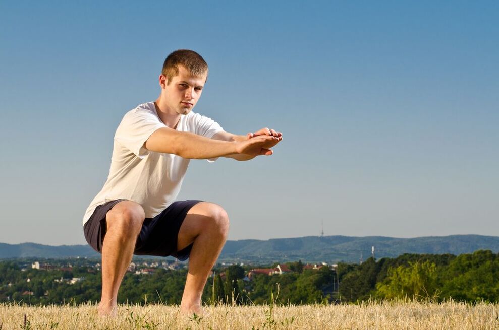 男性の体力を強化することは、スクワットなどの特別な運動によって促進されます。
